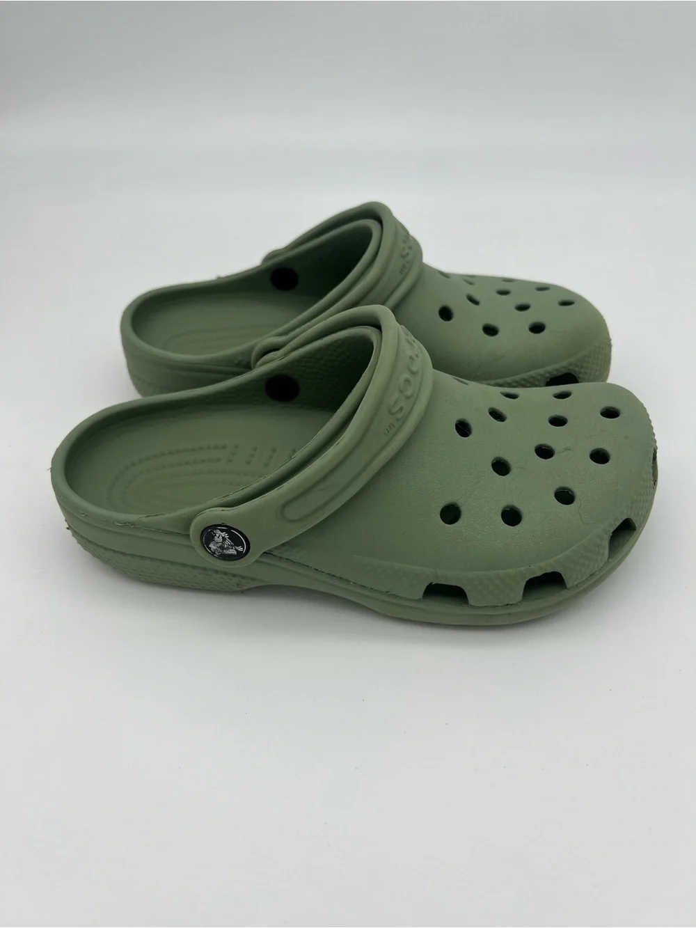 Crocs J2 Kids size 2 Classic Clog in Olive Green Comfortable Slip-On Shoes